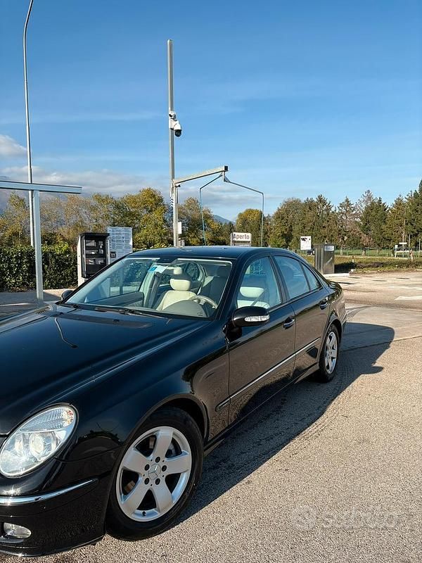 Usata Mercedes E200 163 CV (119 kW) 2003 Nero Berlina