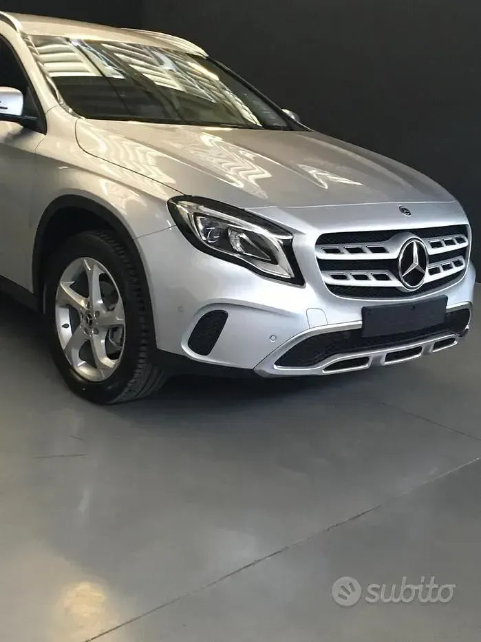 Usata Mercedes GLA200 156 CV (114 kW) 2019 Grigio SUV