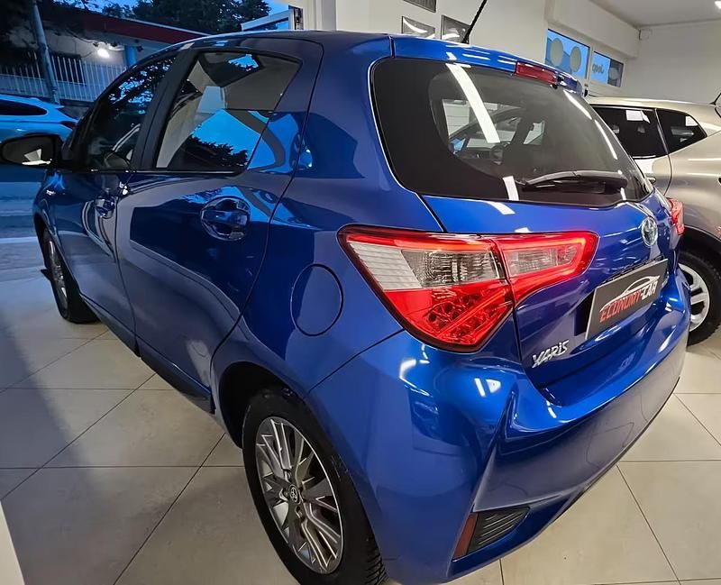 Usata Toyota Yaris Hybrid Cool 73 CV (53 kW) 2018 Blu Berlina