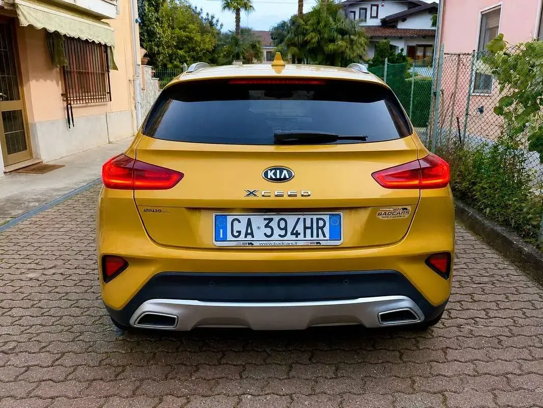 Usado Kia XCeed 136 CV (100 kW) 2020 Amarillo SUV
