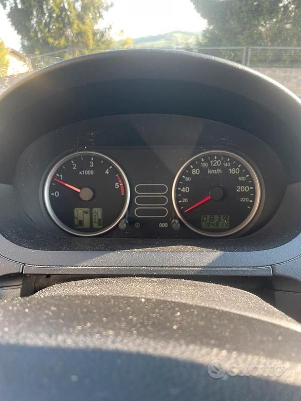 Usata Ford Fiesta 75 CV (55 kW) 2004 Grigio Utilitaria