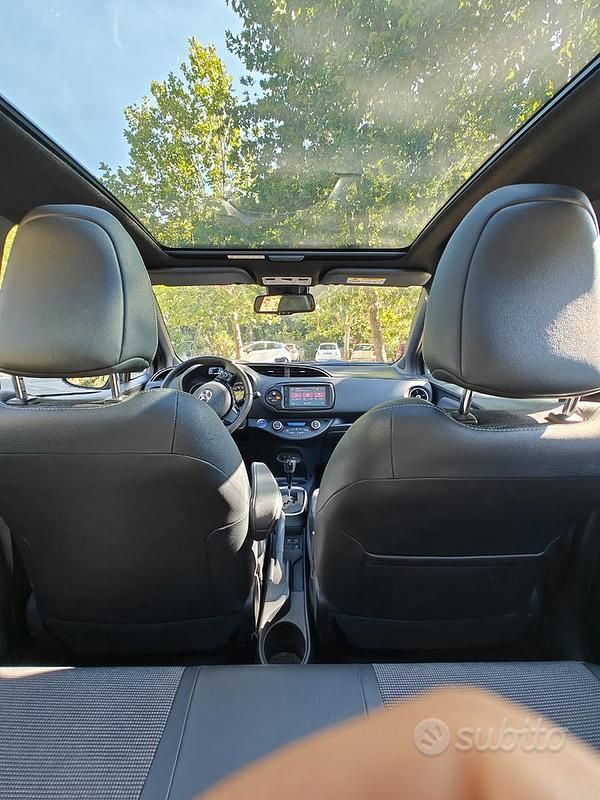 Usata Toyota Yaris Hybrid 99 CV (72 kW) 2019 Grigio Berlina
