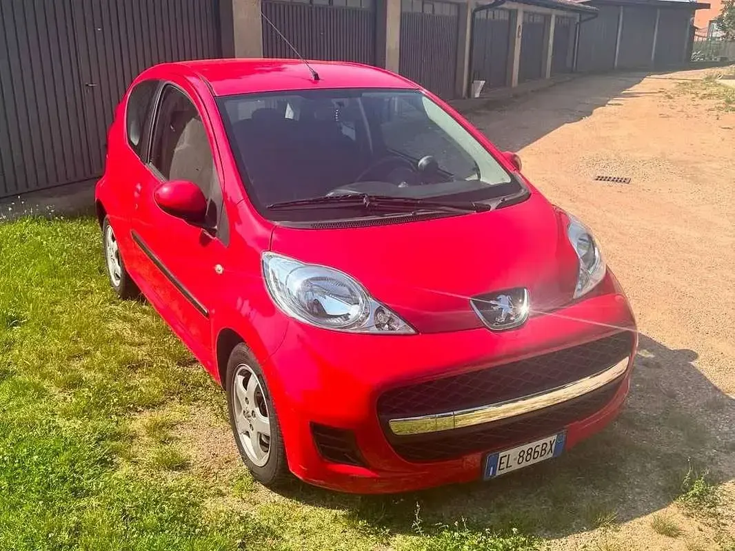 Usata Peugeot 107 Access 68 CV (50 kW) 2011 Rosso Utilitaria