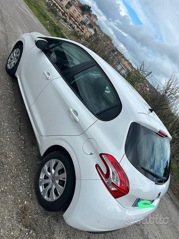Usata Peugeot 208 82 CV (60 kW) 2014 Bianco Utilitaria