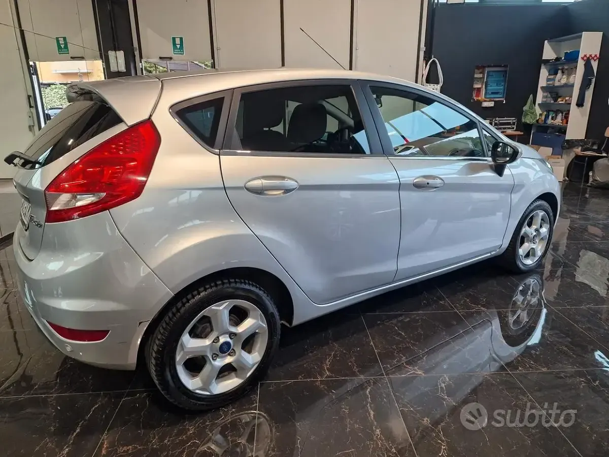 Usata Ford Fiesta 97 CV (71 kW) 2011 Grigio Berlina