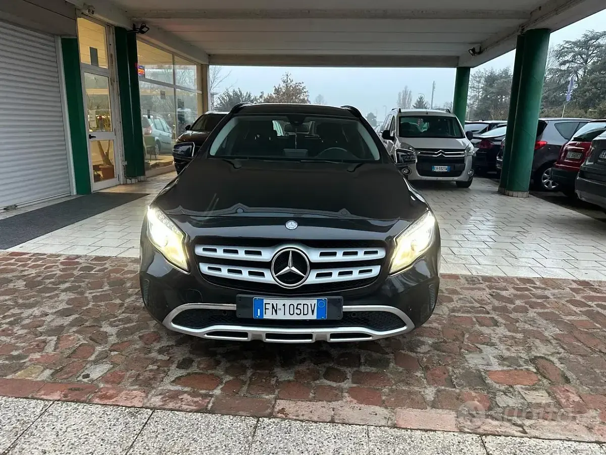 Käytetty Mercedes GLA180 109 HP (80 kW) 2018 Musta Katumaasturi