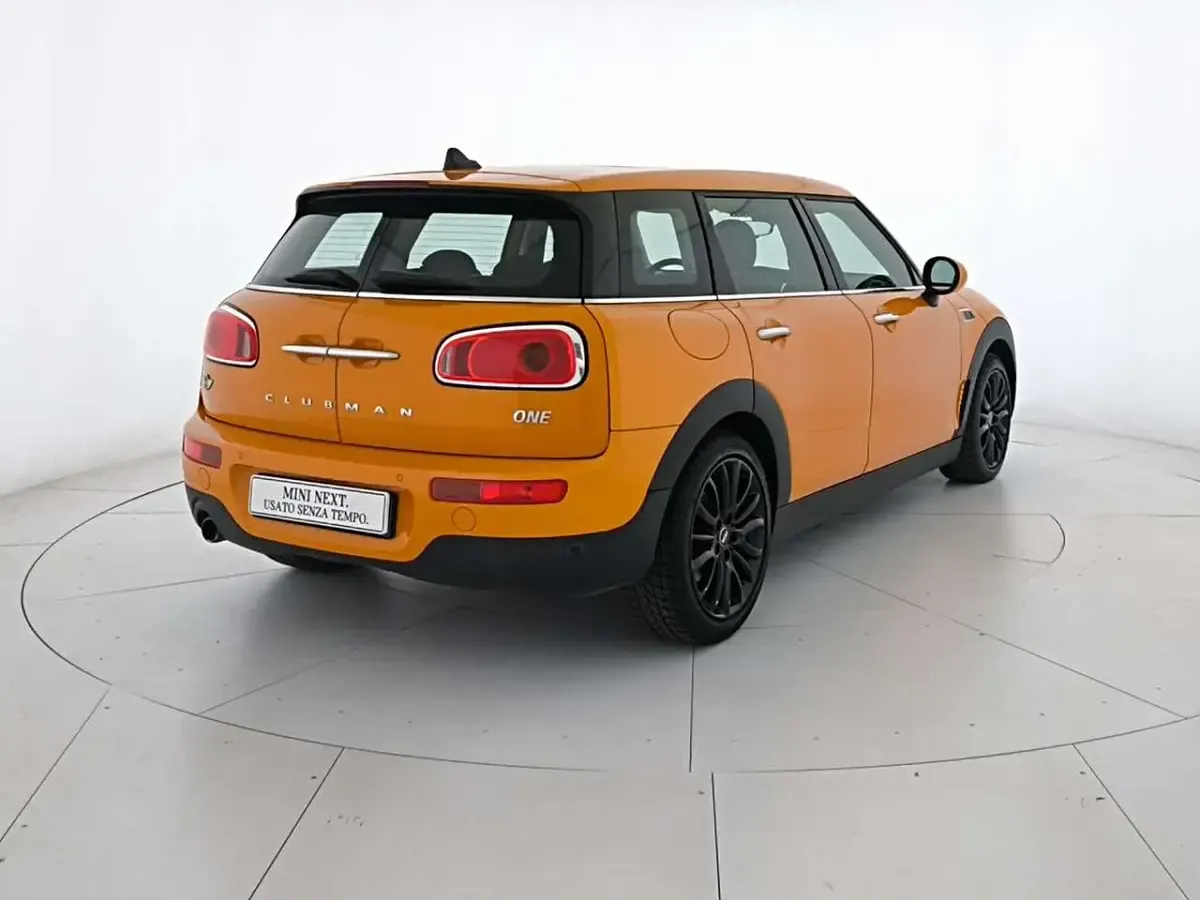 Usata Mini One Clubman 102 CV (75 kW) 2017 Arancione Station wagon