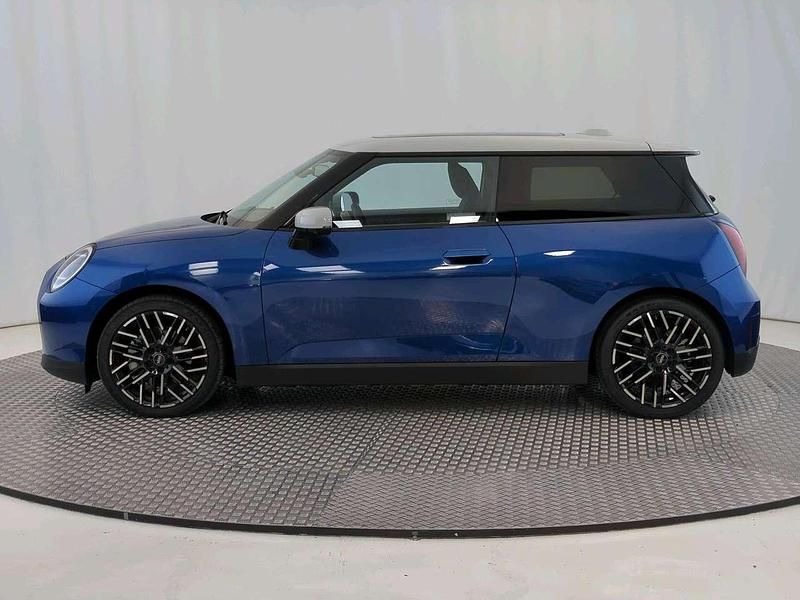 Usata Mini Cooper SE Favoured 160 kW (218 CV) 2024 Blu/azzurro Utilitaria