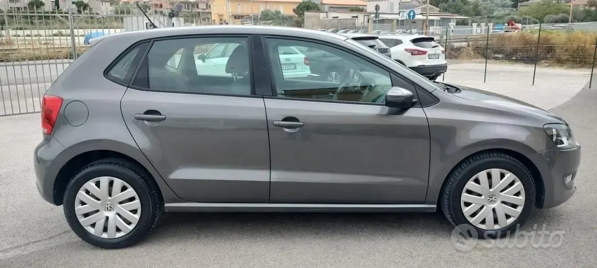 Käytetty VW Polo Highline 90 HP (66 kW) 2011 Harmaa Viistoperä