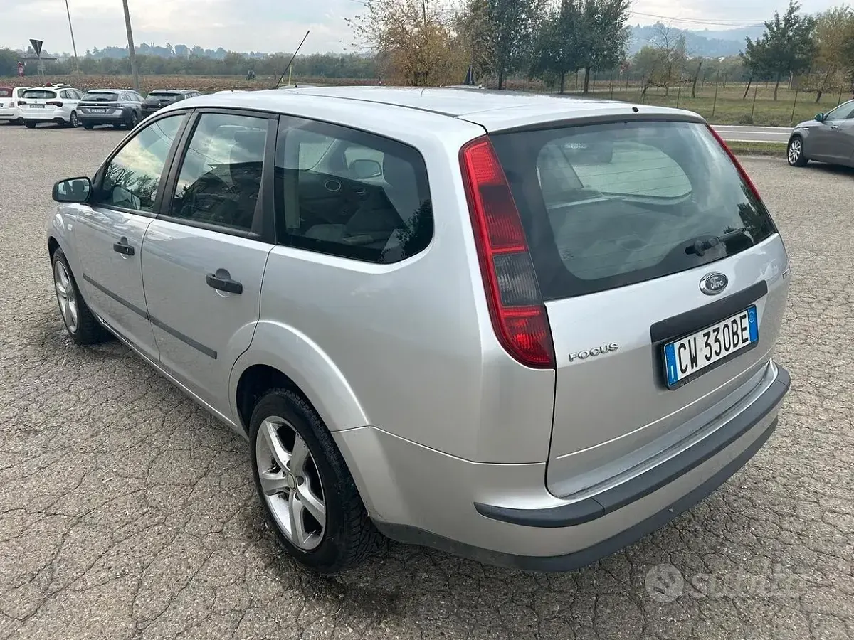 Usata Ford Focus S 90 CV (66 kW) 2005 Grigio Station wagon