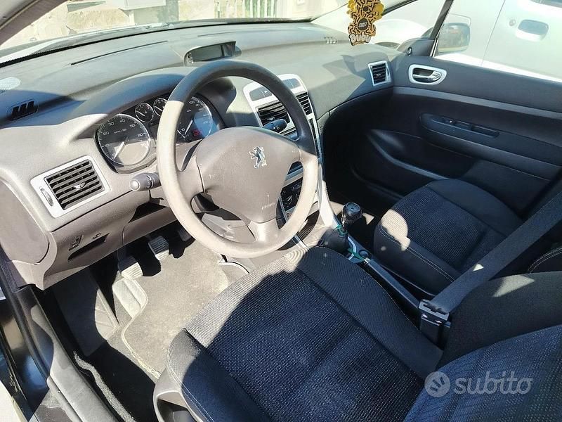 Usata 2007 Peugeot 307 Tre volumi | 2000 € (Ottimo prezzo) - Immagine 1/4