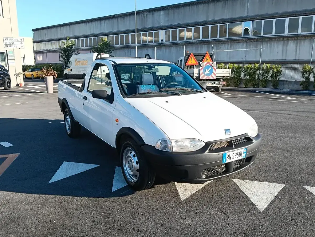 Usata Fiat Strada 69 CV (50 kW) 2000 Bianco Pick-up
