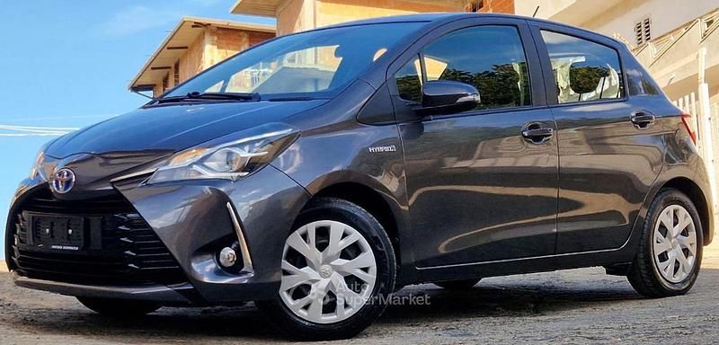 Usata Toyota Yaris Hybrid 73 CV (53 kW) 2018 Gray Utilitaria
