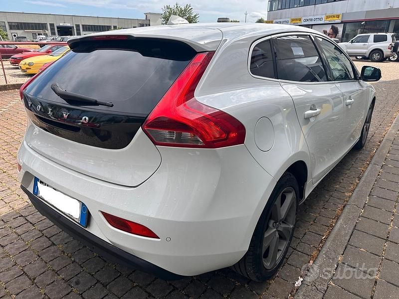 Gebraucht Volvo V40 Business Edition 115 PS (84 kW) 2014 Weiß Limousine