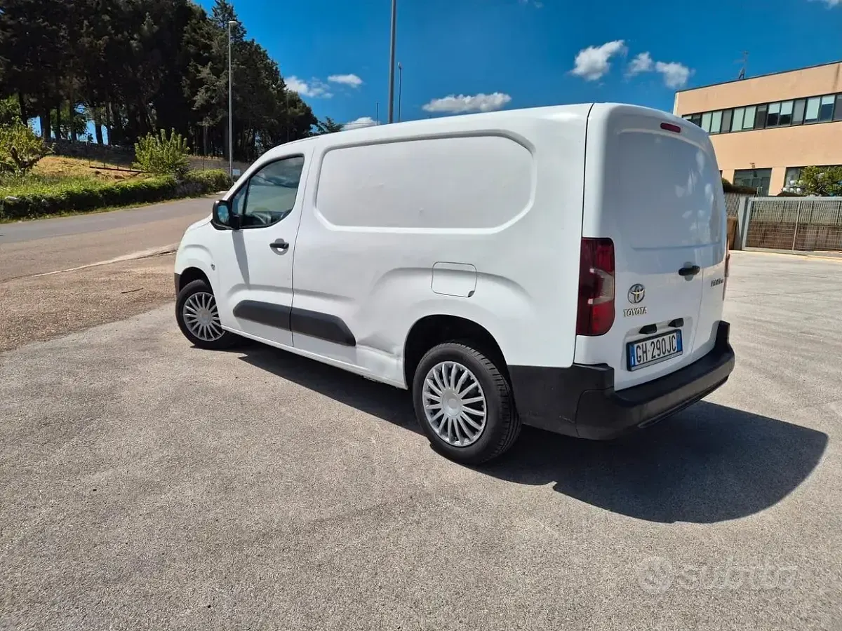 Usata Toyota Proace 101 CV (74 kW) 2021 Bianco Monovolume