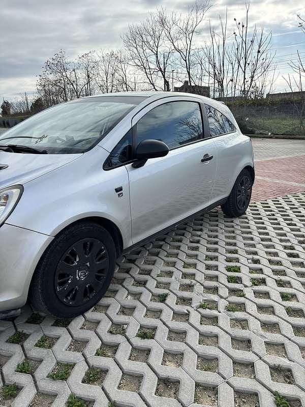 Usata Opel Corsa Comfort 75 CV (55 kW) 2010 Berlina