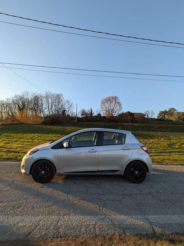 Usata Toyota Yaris Hybrid Active 73 CV (53 kW) 2019 Argento Berlina