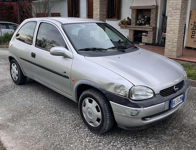 Usata Opel Corsa Edition 54 CV (39 kW) 2000 Berlina
