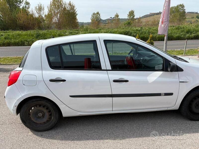 Usata Renault Clio III 75 CV (55 kW) 2006 Bianco Utilitaria