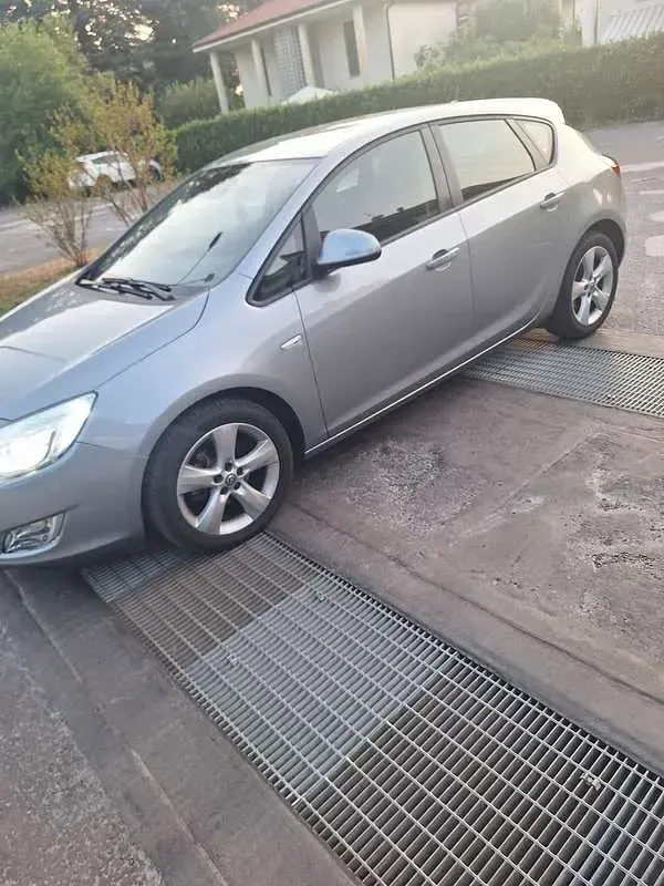 Usata Opel Astra 101 CV (74 kW) 2010 Berlina