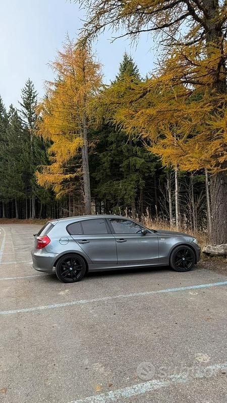 Grigio Usata 2009 BMW 120 Due volumi | 5200 € (Buon prezzo) - Immagine 1/4