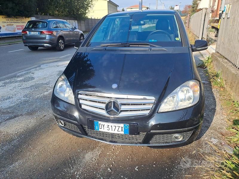 Nero Usata 2009 Mercedes A180 Avantgarde Tre volumi | 2000 € (Buon prezzo) - Immagine 1/4