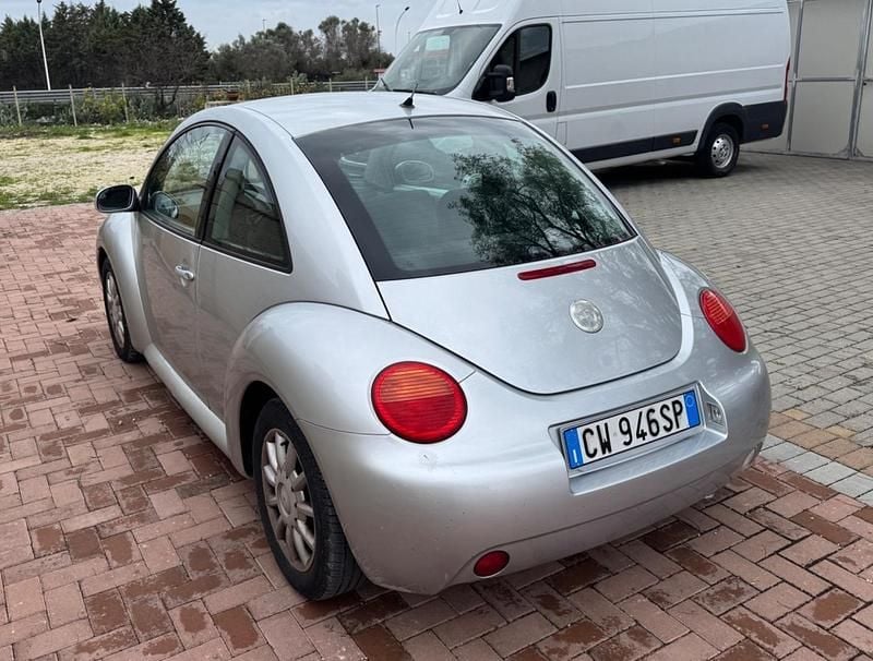 Usata VW New Beetle 104 CV (76 kW) 2005 Argento Utilitaria