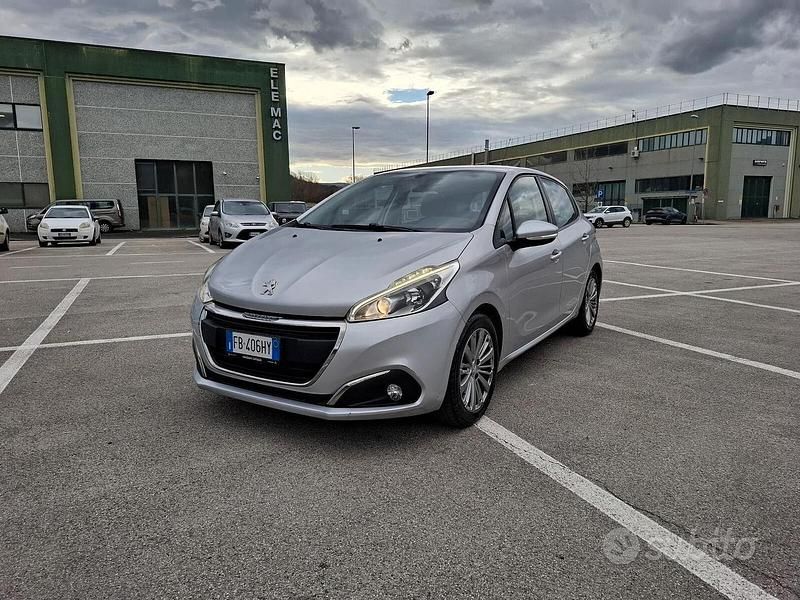 Usata Peugeot 208 Allure 74 CV (54 kW) 2015 Grigio Utilitaria