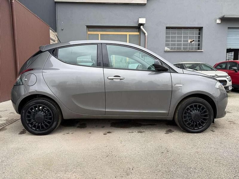 Usata Lancia Ypsilon Silver 69 CV (50 kW) 2022 Grigio Utilitaria