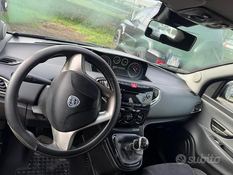 Usata Lancia Ypsilon 69 CV (50 kW) 2013 Rosso Utilitaria