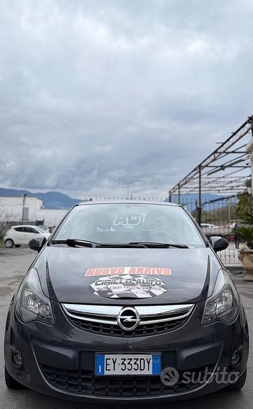 Grigio Usata 2015 Opel Corsa Tre volumi | 3850 € (Ottimo prezzo) - Immagine 1/4
