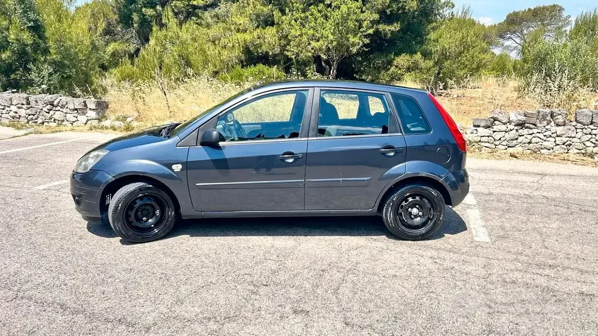 Usata Ford Fiesta Ghia 68 CV (50 kW) 2008 Grigio Utilitaria