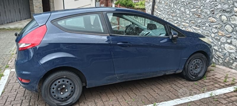 Usata Ford Fiesta 90 CV (66 kW) 2012 Blu Utilitaria