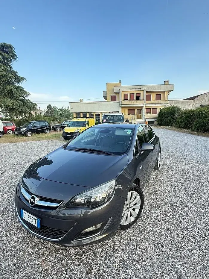 Usata Opel Astra 110 CV (80 kW) 2014 Grigio Berlina