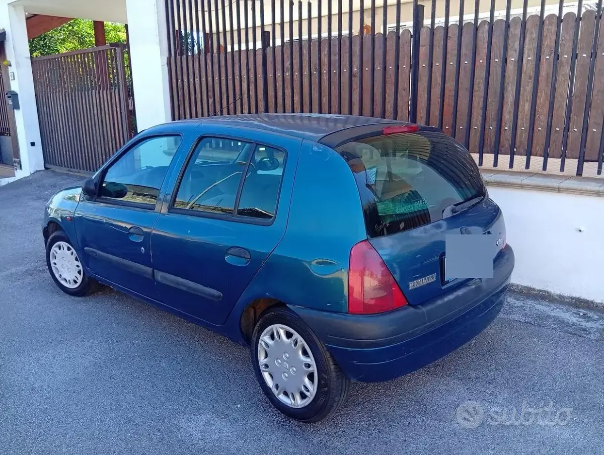 Usata Renault Clio 58 CV (42 kW) 2001 Bluazzurro Berlina