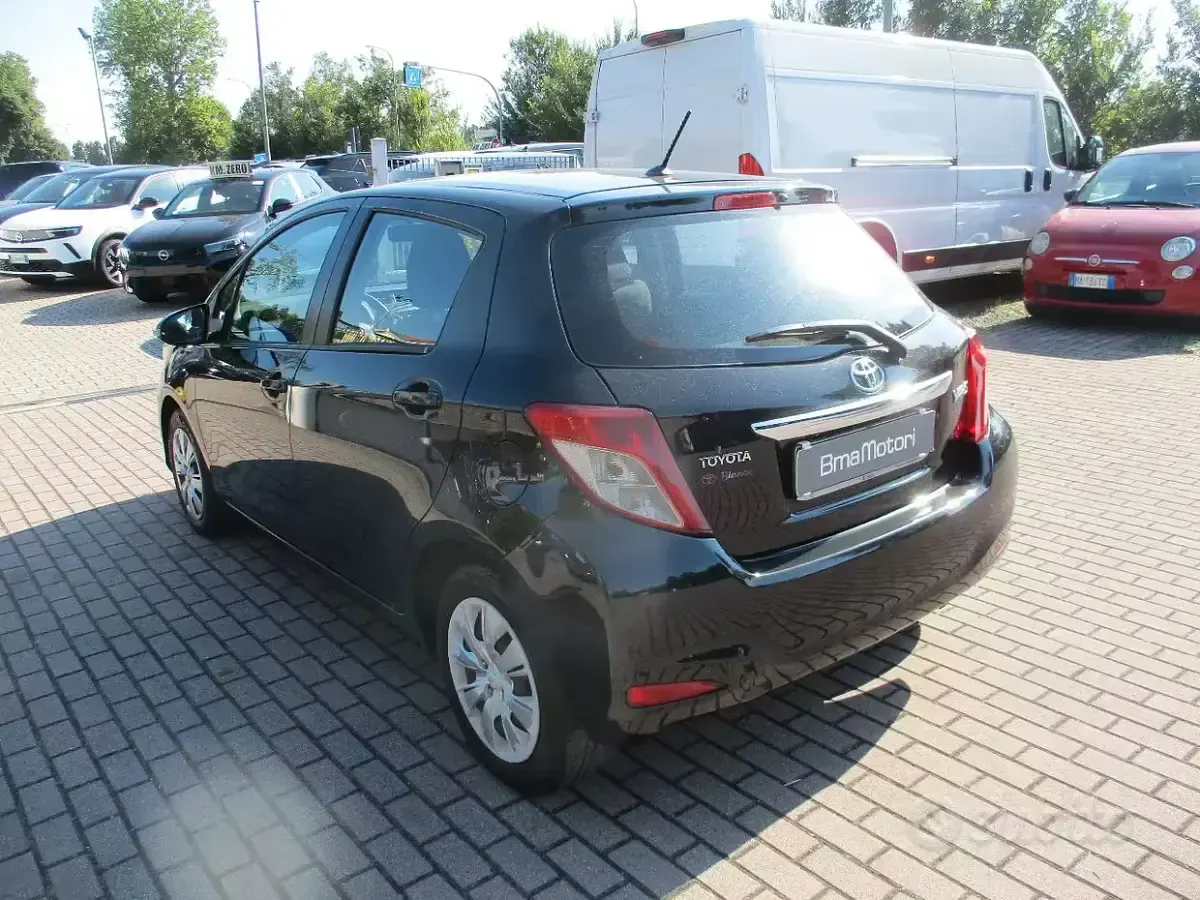 Usata Toyota Yaris Active 69 CV (50 kW) 2012 Nero Utilitaria
