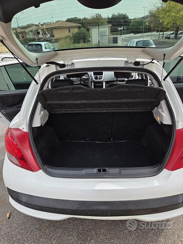 Usata Peugeot 207 Active 68 CV (50 kW) 2011 Bianco Berlina