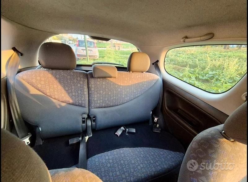 Usata Toyota Yaris Luna 86 CV (63 kW) 2001 Nero Berlina