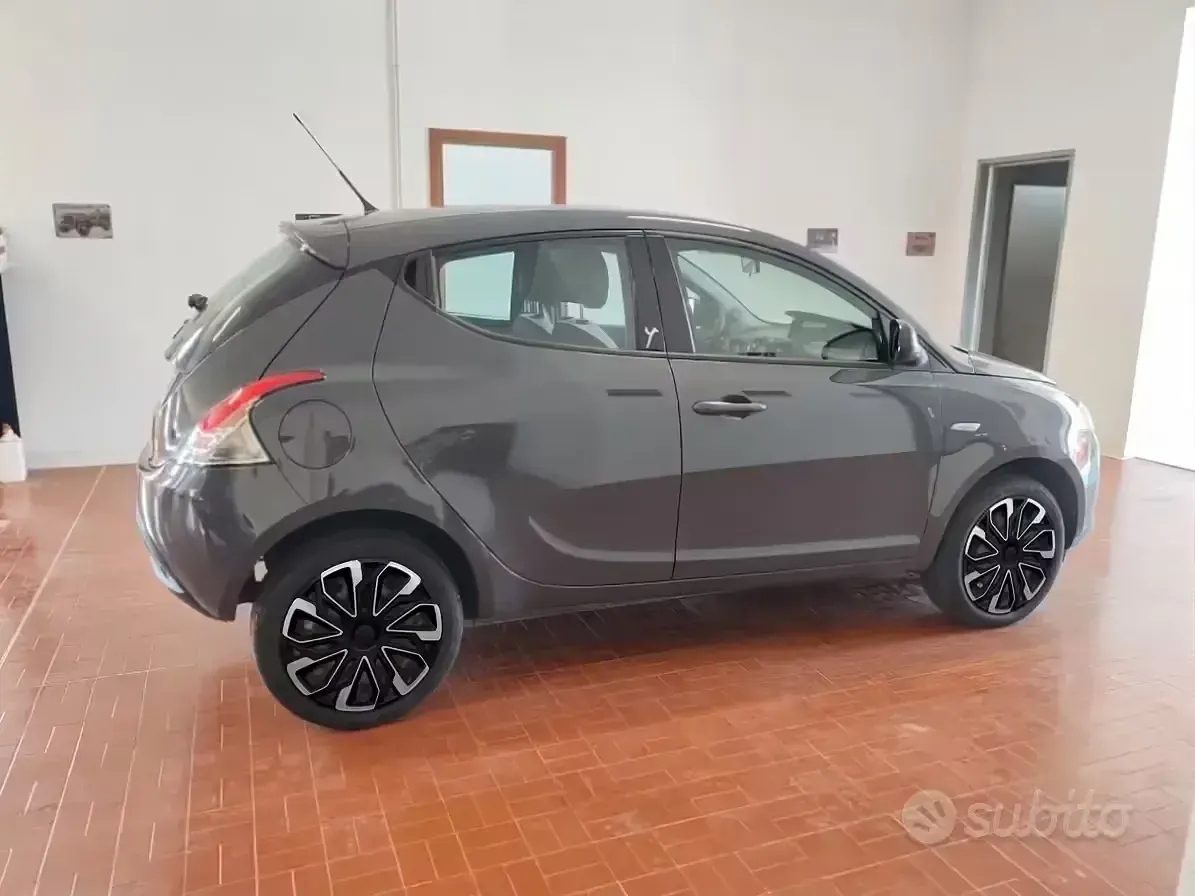 Usata Lancia Ypsilon 80 CV (58 kW) 2015 Grigio Utilitaria