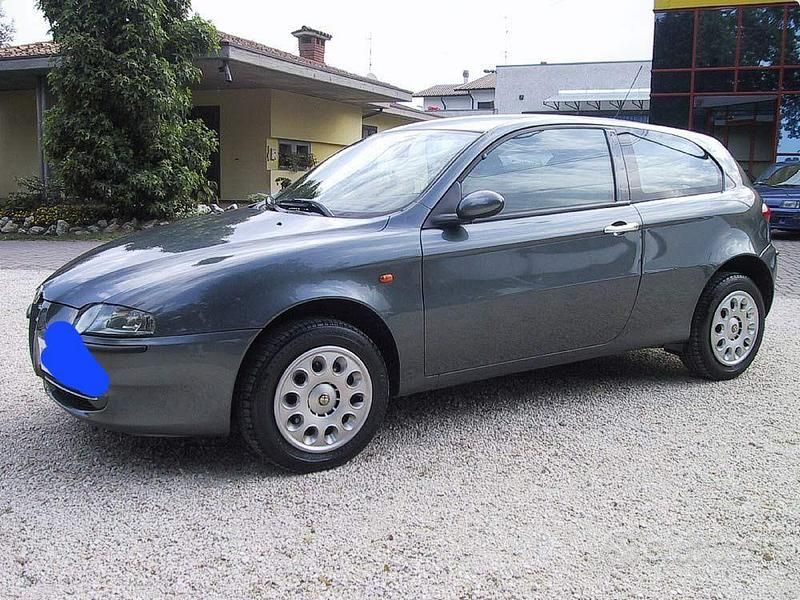 Usata Alfa Romeo 147 115 CV (84 kW) 2001 Grigio Utilitaria