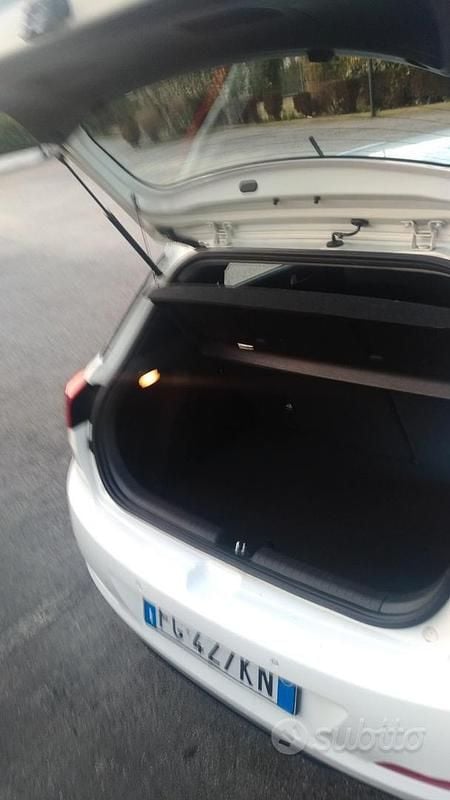 Usata Hyundai i20 75 CV (55 kW) 2016 Bianco Berlina