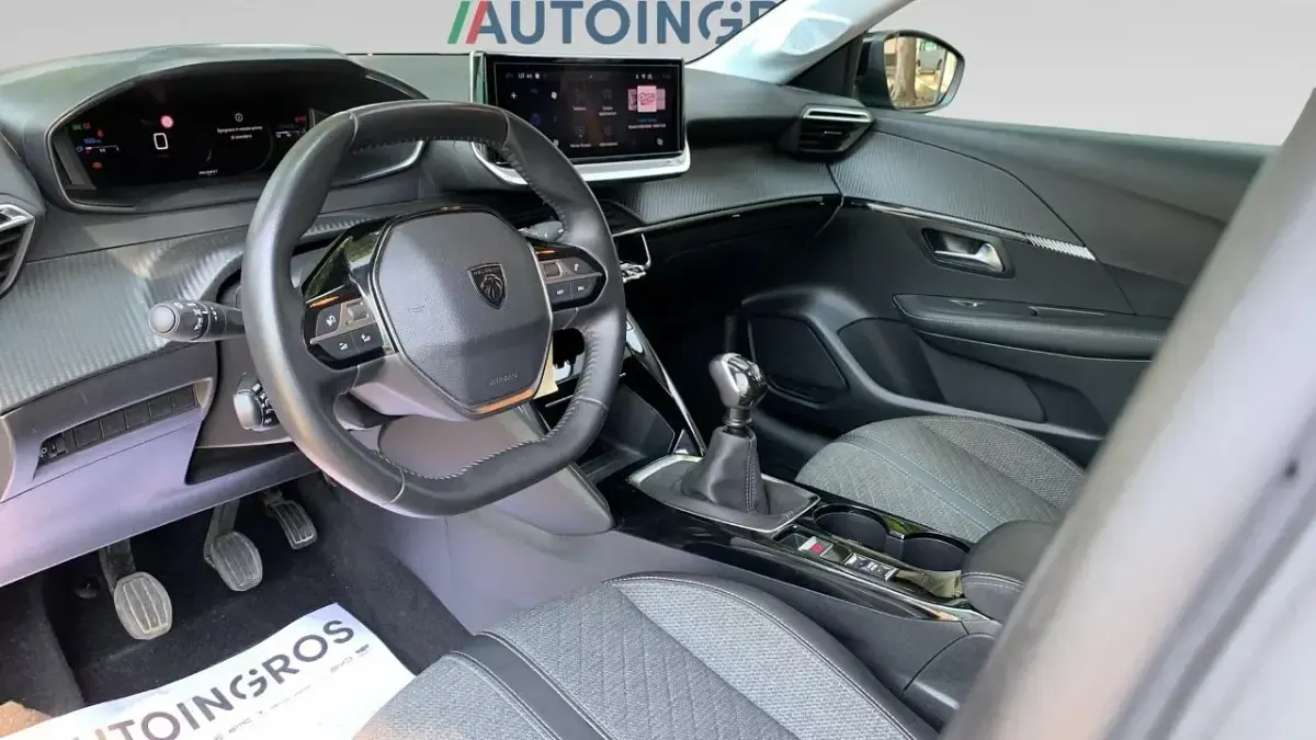 Usata Peugeot 208 Allure 101 CV (74 kW) 2024 Grigio Utilitaria