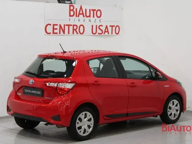 Usata Toyota Yaris Hybrid Active 100 CV (73 kW) 2019 Rosso Berlina