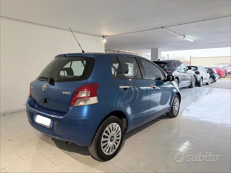 Usata Toyota Yaris 90 CV (66 kW) 2011 Blu Utilitaria