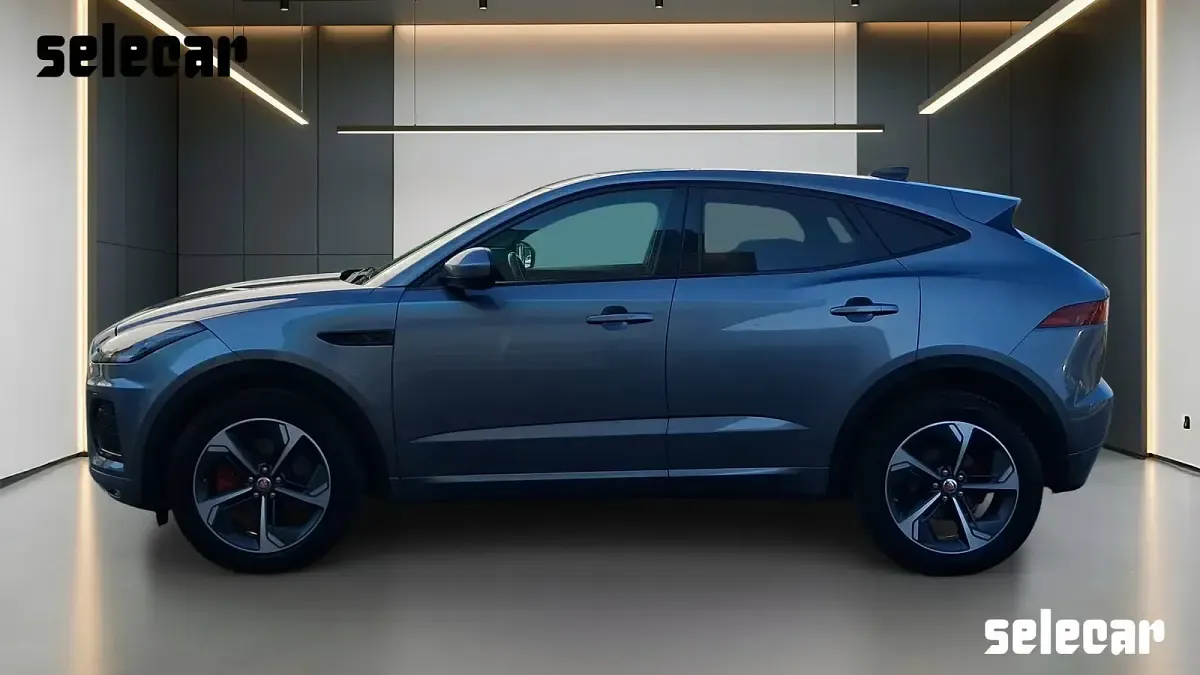 Usata Jaguar E-Pace R-Dynamic 163 CV (119 kW) 2021 Grigio manhattan metallizzato SUV