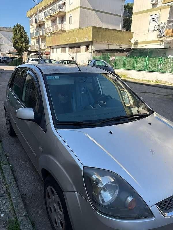 Usata Ford Fiesta Titanium 68 CV (50 kW) 2006 Grigio Utilitaria
