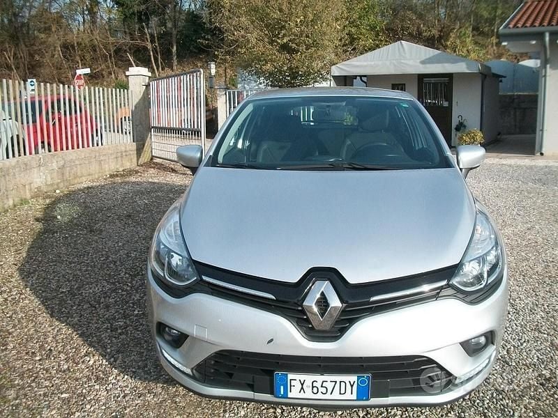 Grigio Usata 2019 Renault Clio IV Business Tre volumi | 8606 € (Buon prezzo) - Immagine 1/4