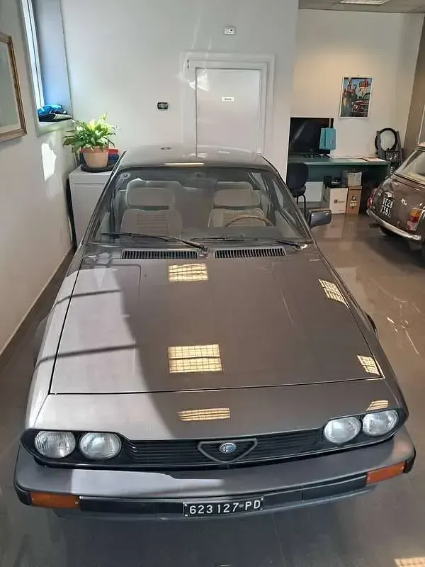 Usata Alfa Romeo GTV 129 CV (94 kW) 1981 Grigio Coupé