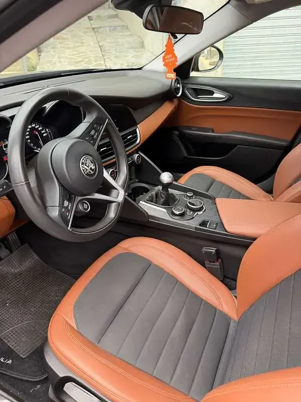 Usata Alfa Romeo Giulia 150 CV (110 kW) 2018 Grigio Berlina