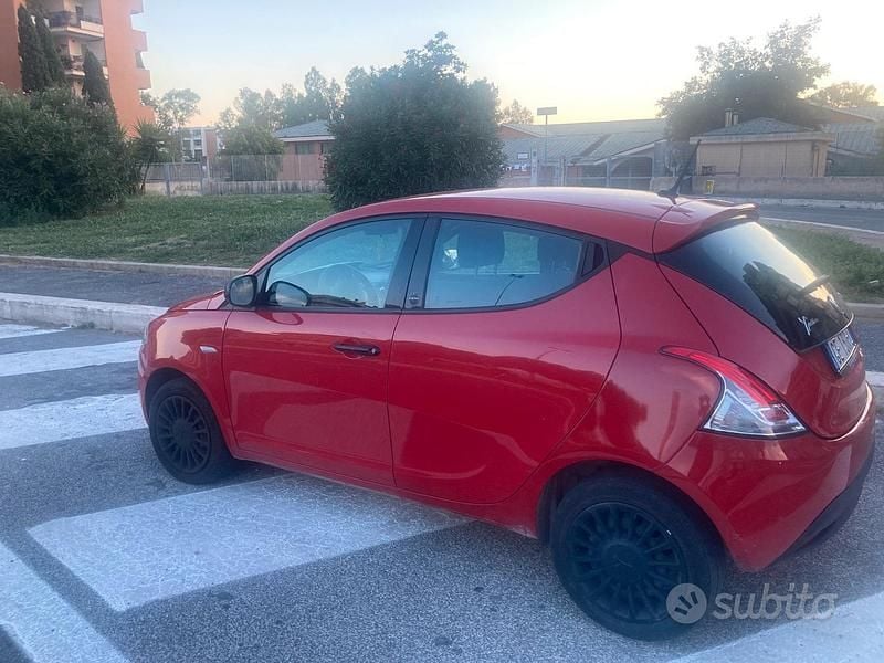 Usata Lancia Ypsilon 69 CV (50 kW) 2021 Rosso Utilitaria